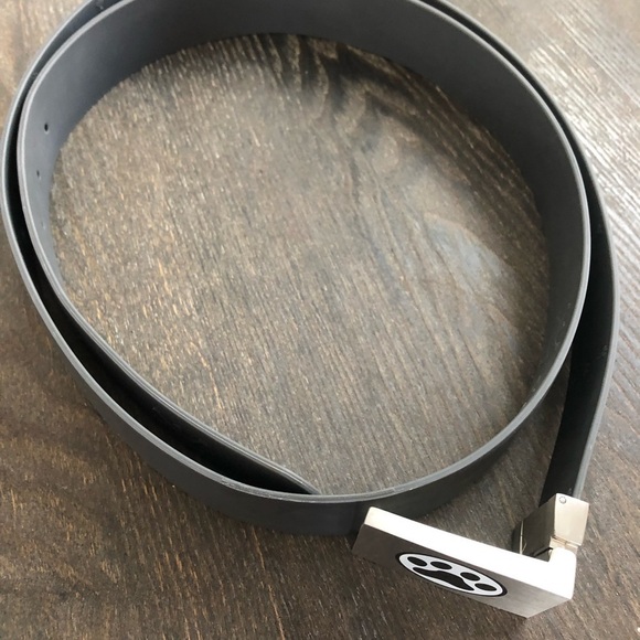Clazic Grey belt with paw print buckle - Picture 3 of 10